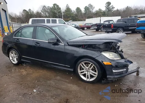 2013 Mercedes-Benz C 250 z USA, uszkodzony, nr VIN WDDGF4HB9DA769807